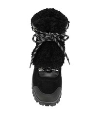 schwarze klobige flache Stiefel mit einer Schnürung aus Wildleder von Moncler