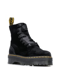 schwarze klobige flache Stiefel mit einer Schnürung aus Wildleder von Dr. Martens