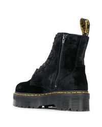 schwarze klobige flache Stiefel mit einer Schnürung aus Wildleder von Dr. Martens