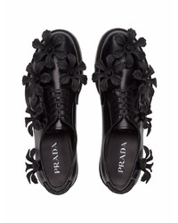 schwarze Leder Derby Schuhe mit Blumenmuster von Prada