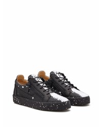 schwarze Leder niedrige Sneakers mit Schlangenmuster von Giuseppe Zanotti