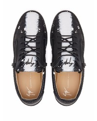 schwarze Leder niedrige Sneakers mit Schlangenmuster von Giuseppe Zanotti