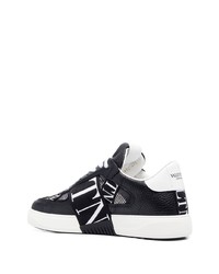 schwarze Leder niedrige Sneakers von Valentino Garavani