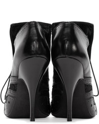 schwarze Leder Stiefeletten mit Ausschnitten von Givenchy