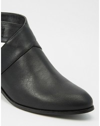 schwarze Leder Stiefeletten mit Ausschnitten von Daisy Street