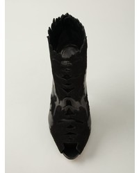 schwarze Leder Stiefeletten mit Ausschnitten von Alexander McQueen