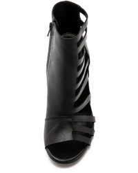 schwarze Leder Stiefeletten mit Ausschnitten von Vic Matié