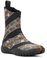 schwarze Lederstiefel mit Blumenmuster von Maison Margiela