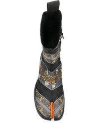 schwarze Lederstiefel mit Blumenmuster von Maison Margiela