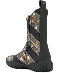 schwarze Lederstiefel mit Blumenmuster von Maison Margiela