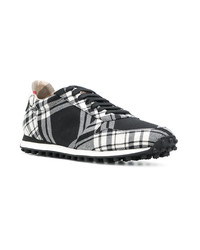 schwarze niedrige Sneakers mit Schottenmuster von Burberry