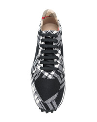 schwarze niedrige Sneakers mit Schottenmuster von Burberry