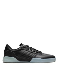 schwarze niedrige Sneakers von adidas