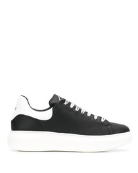 schwarze niedrige Sneakers von Gaelle Bonheur