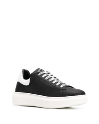 schwarze niedrige Sneakers von Gaelle Bonheur