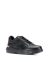 schwarze niedrige Sneakers von Giorgio Armani