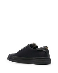 schwarze niedrige Sneakers von Emporio Armani