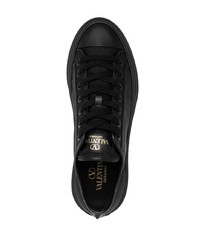 schwarze niedrige Sneakers von Valentino Garavani