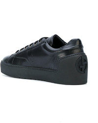 schwarze niedrige Sneakers von Giorgio Armani