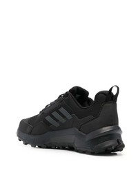 schwarze niedrige Sneakers von adidas