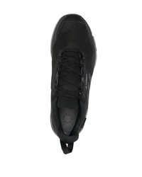 schwarze niedrige Sneakers von adidas