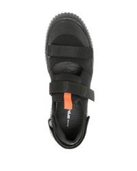 schwarze niedrige Sneakers von OSKLEN