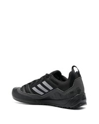 schwarze niedrige Sneakers von adidas