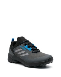 schwarze niedrige Sneakers von adidas