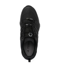 schwarze niedrige Sneakers von adidas