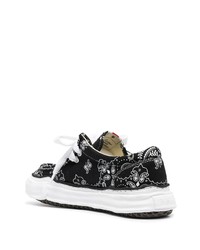 schwarze Segeltuch niedrige Sneakers mit Paisley-Muster von Maison Mihara Yasuhiro