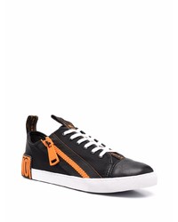 schwarze Segeltuch niedrige Sneakers von Moschino