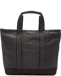 schwarze Shopper Tasche aus Segeltuch mit geometrischem Muster von Bao Bao Issey Miyake