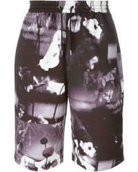 schwarze Shorts mit Blumenmuster von McQ by Alexander McQueen