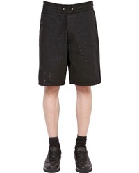 schwarze Shorts mit Destroyed-Effekten