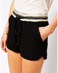 schwarze Shorts