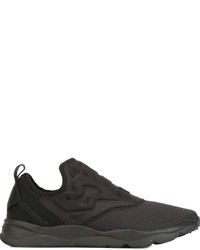 schwarze Slip-On Sneakers mit geometrischem Muster