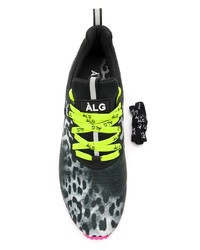 schwarze Sportschuhe mit Leopardenmuster von Àlg