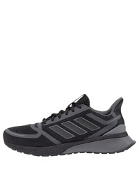 schwarze Sportschuhe von adidas