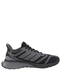 schwarze Sportschuhe von adidas