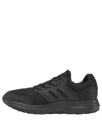 schwarze Sportschuhe von adidas