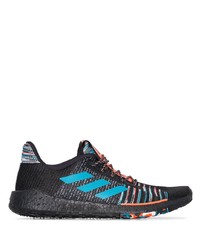 schwarze Sportschuhe von adidas