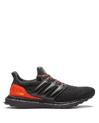 schwarze Sportschuhe von adidas