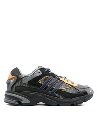 schwarze Sportschuhe von adidas