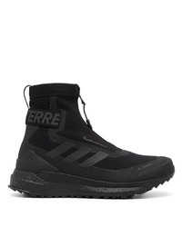 schwarze Sportschuhe von adidas