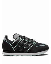 schwarze Sportschuhe von adidas