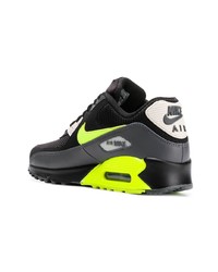 schwarze Sportschuhe von Nike