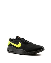 schwarze Sportschuhe von Nike