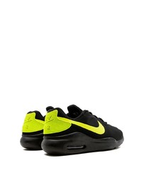 schwarze Sportschuhe von Nike