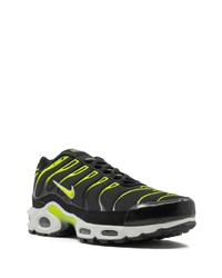 schwarze Sportschuhe von Nike