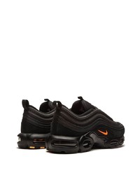 schwarze Sportschuhe von Nike